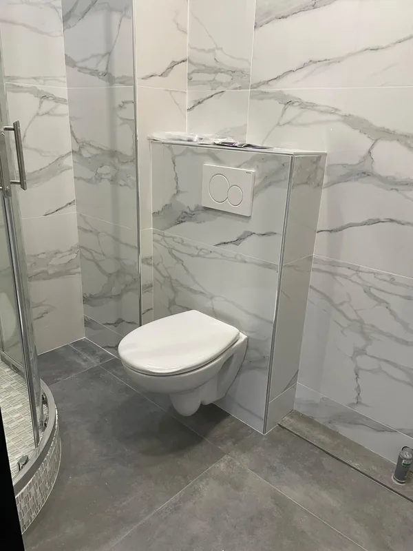Salle de bain rénovée avec WC suspendu