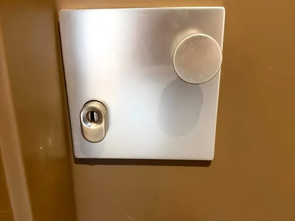 Installation d'une serrure avec protège-cylindre